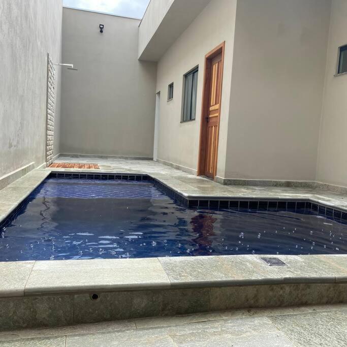 uma poça de água em frente a um prédio em Mig 1 em Pirenópolis