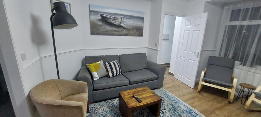 sala de estar con sofá y silla en Immaculate 3-Bed House in Hull en Hull
