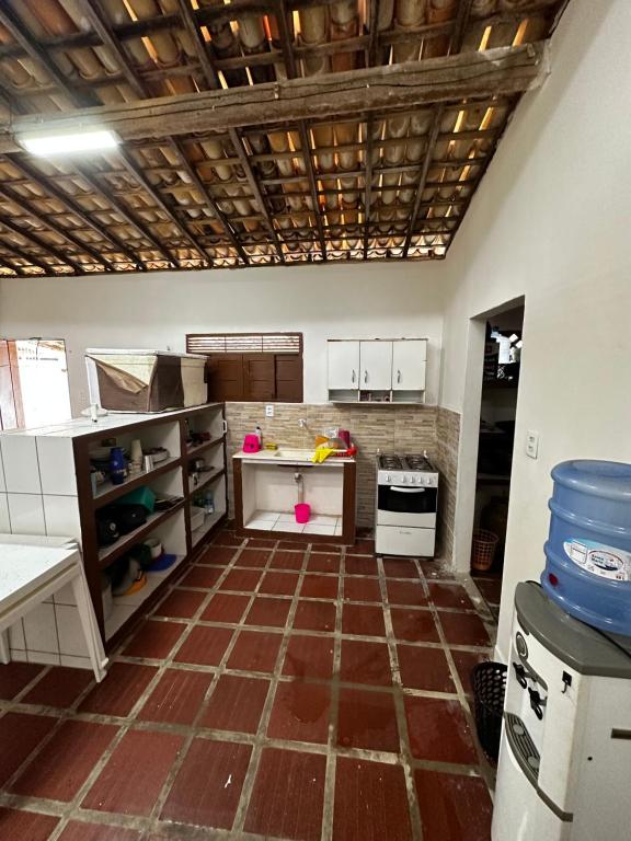 uma cozinha com piso em azulejo e um tecto em Casa de praia em camurupim em Nísia Floresta