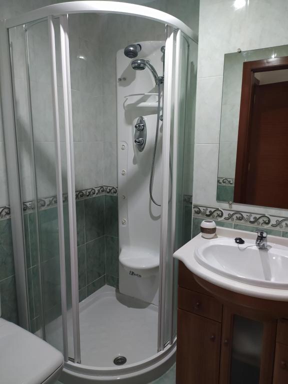 a bathroom with a shower and a sink at Piso Beiramar in Pontevedra