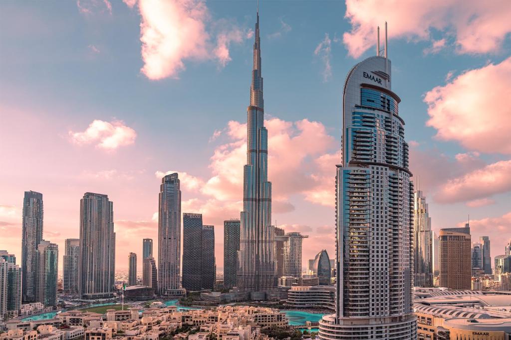 een uitzicht op een stad met een hoge wolkenkrabber bij Prime Retreats @ Burj Royale By Emaar in Dubai