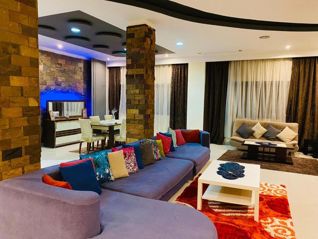sala de estar con sofá y mesa en شقه مفروشه للإيجار تفرعات شارع مكرم عبيد مدينه نصر, en El Cairo