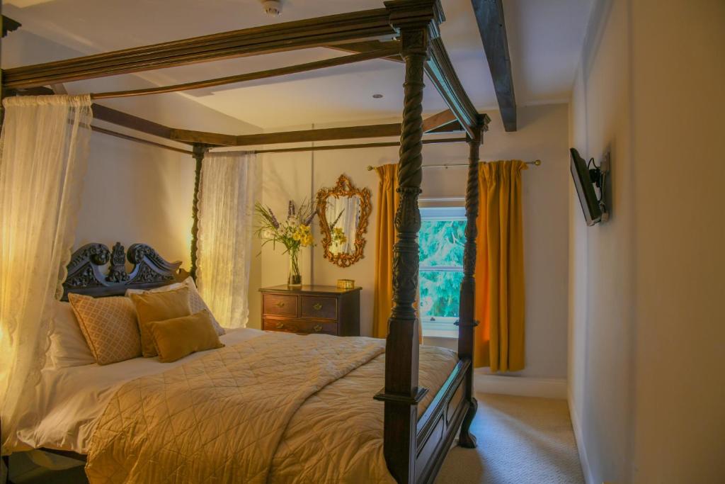 Postel nebo postele na pokoji v ubytování Lowbyer Manor Country House