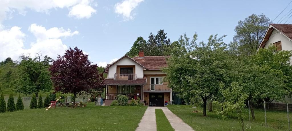 a large house with a driveway in the yard at Kuca za odmor Zicanka in Kraljevo