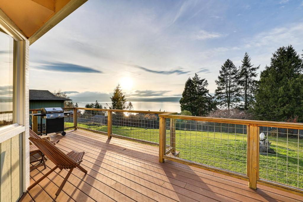 ポート・タウンゼンドにあるPort Townsend Escape with Deck, Bay and Mountain Viewsのデッキ(ベンチ、グリル付)