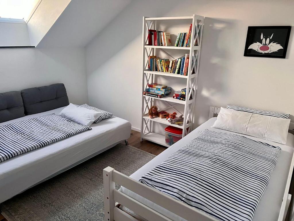 מיטה או מיטות בחדר ב-FERIENWOHNUNG SEEBRISE mit sonniger Dachterrasse