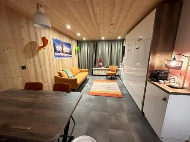 een woonkamer met een tafel en een bank bij TIGNES VAL CLARET A LA CONQUETE DES SOMMETS MOUTIERE B23 in Tignes