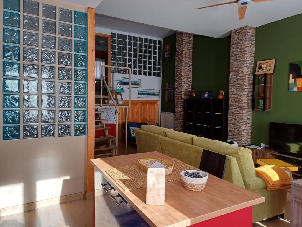 - un salon avec un canapé et une table dans l'établissement Apartamento Puerta del Pirineo, à Sabiñánigo
