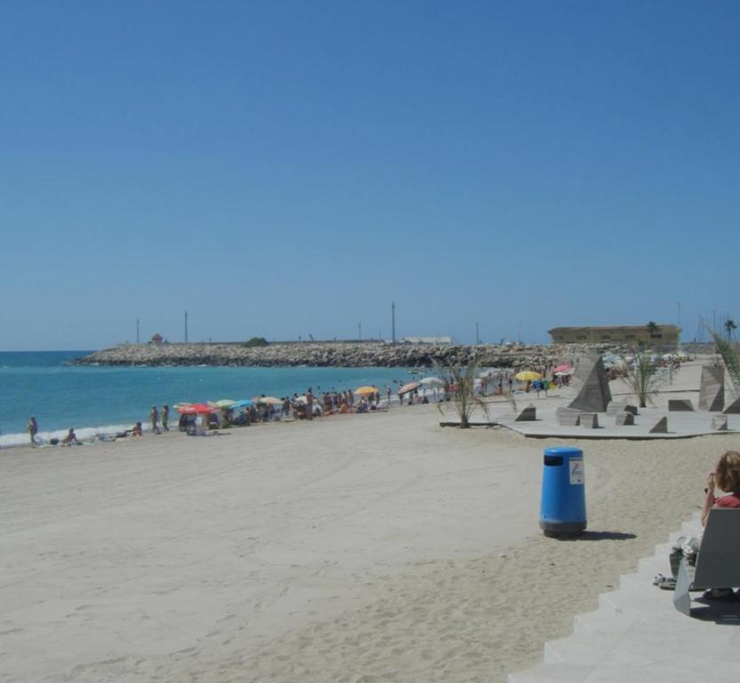 uma praia com um monte de pessoas na praia em Ca La Solé em Vinarós