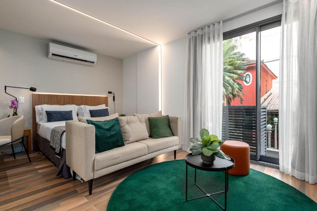 リオデジャネイロにあるUnhotel - Bossa Design Studios Ipanema, Perto da Praiaのソファとベッドのあるリビングルーム