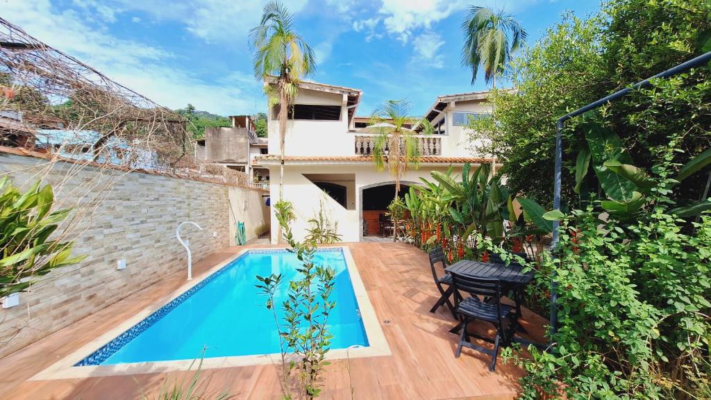 Villa con piscina y casa en Solar Oliveira en Angra dos Reis