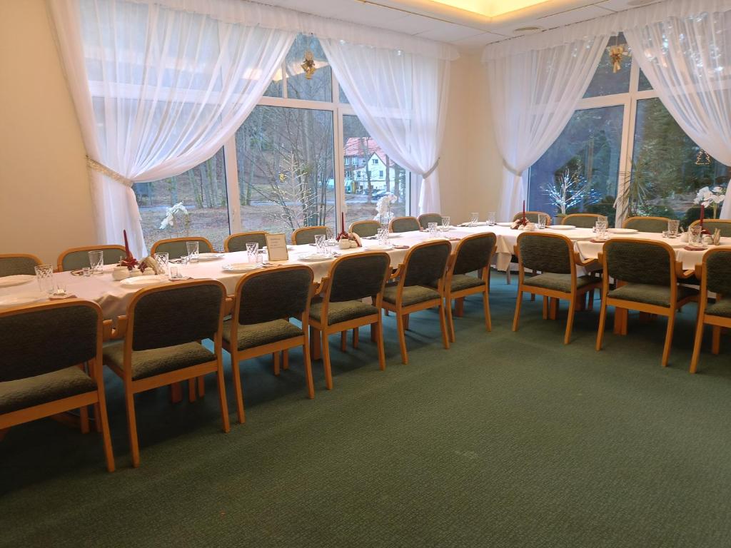 einen Konferenzraum mit einem langen Tisch und Stühlen in der Unterkunft Willa Jarzębina in Duszniki-Zdrój