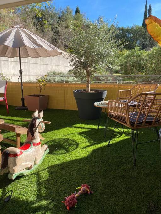 un jardin avec une souris sur l'herbe dans l'établissement Avignon,Climatisé,4 ad. +/- bb, à Villeneuve-lès-Avignon