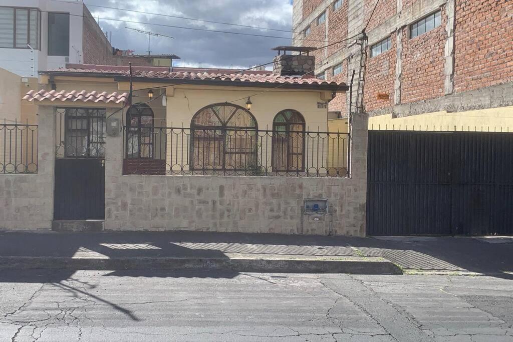 mały dom z bramą na ulicy w obiekcie Villa Paquita - Arco de Bellavista w mieście Riobamba