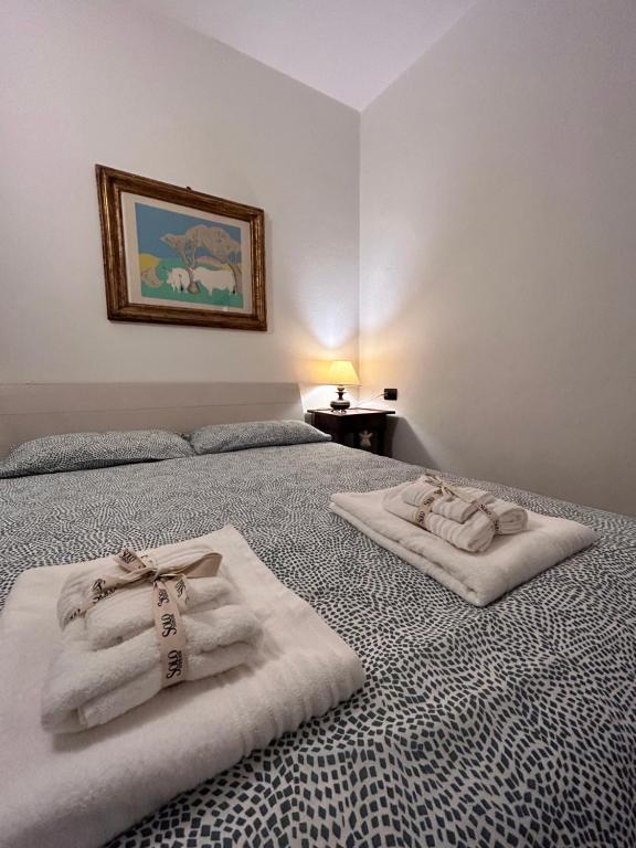 1 dormitorio con 2 camas y toallas. en Dall’antiquario, en Parma