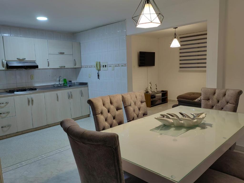 a kitchen and living room with a table and chairs at Apartamento de 3 HABITACIONES en Bucaramanga in Bucaramanga