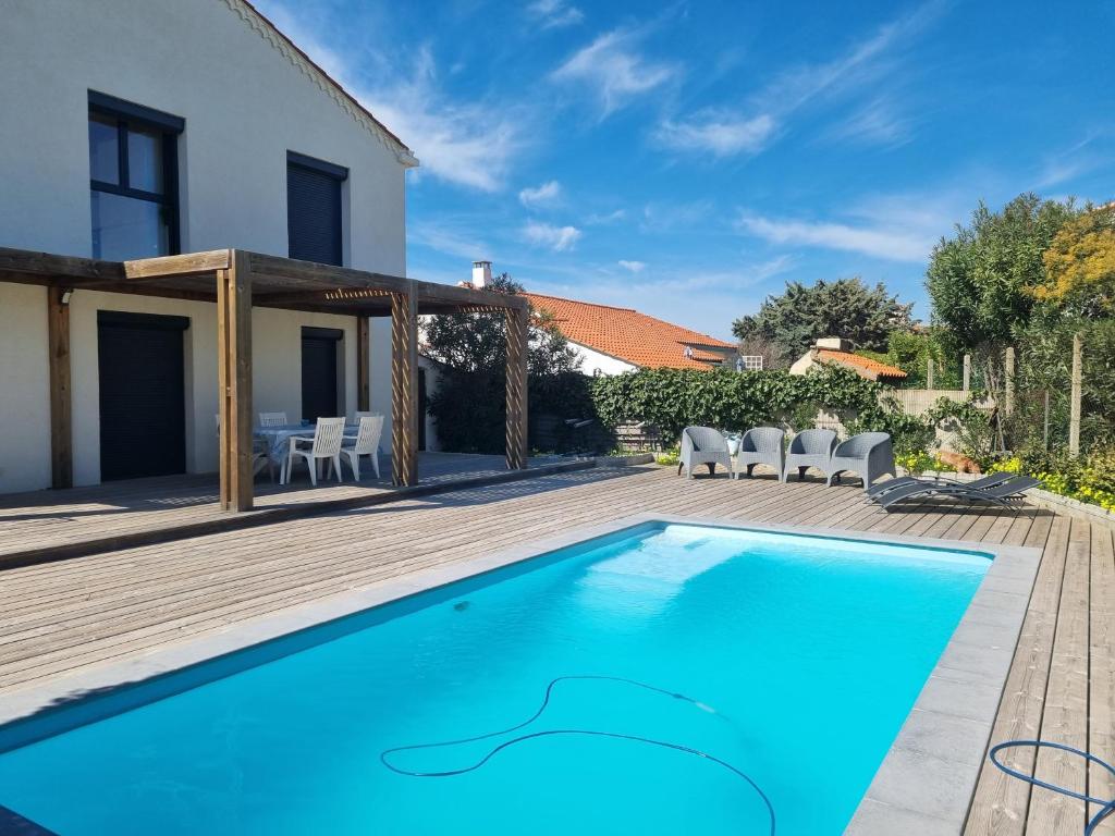 une piscine dans l'arrière-cour d'une maison dans l'établissement Bel appartement avec piscine privative à 150m de la plage 6 couchages, au Barcarès