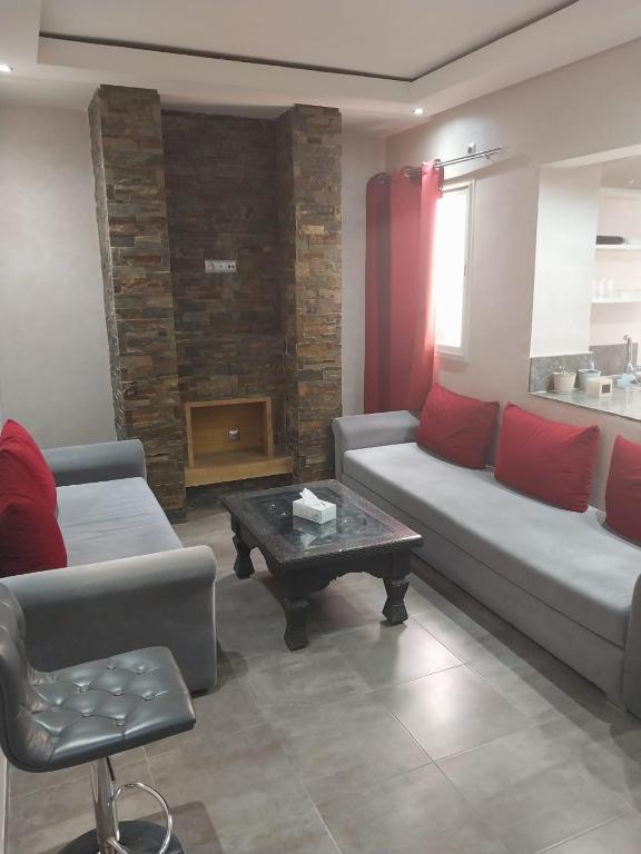a living room with a couch and a coffee table at Bel appartement de 54 M² bien meublé situé au coeur de Marrakech et à proximité de toute commodité in Marrakech