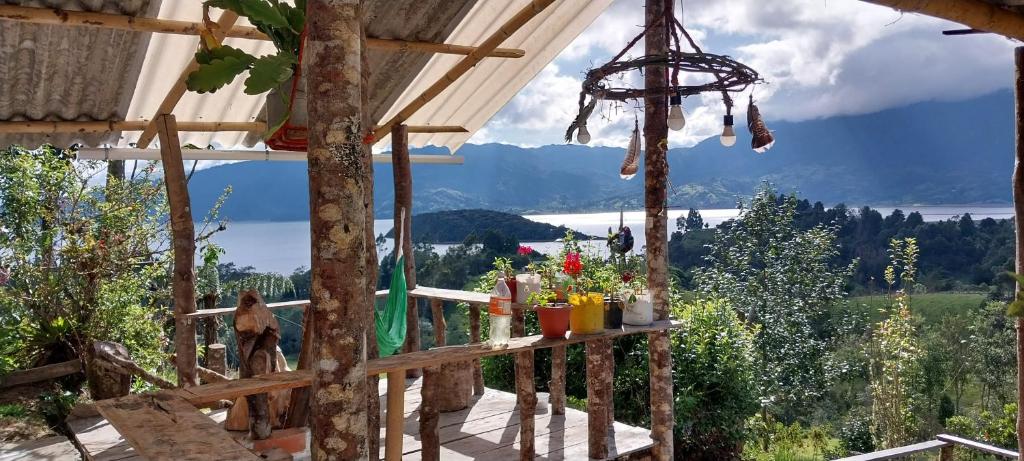 una vista desde el porche de una casa con vistas en Cabaña de camping Villa Ernestina en Pasto