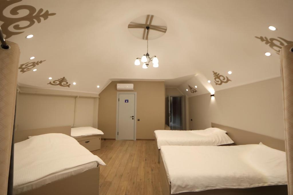 Postel nebo postele na pokoji v ubytování Cozy Hostel