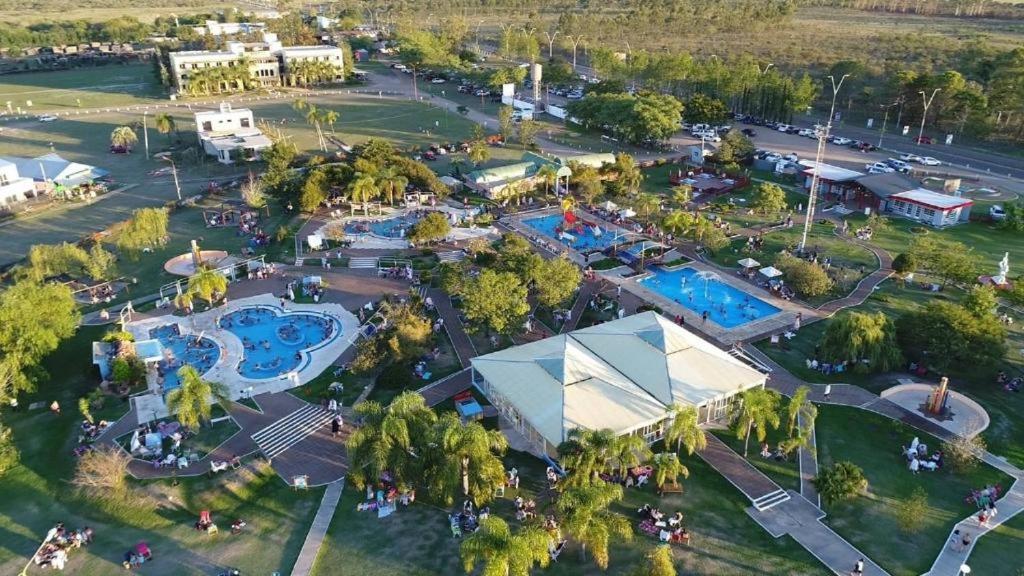 een luchtzicht op een park met een zwembad bij Complejo Las Flores a 5 min de Termas Chajari in Chajarí