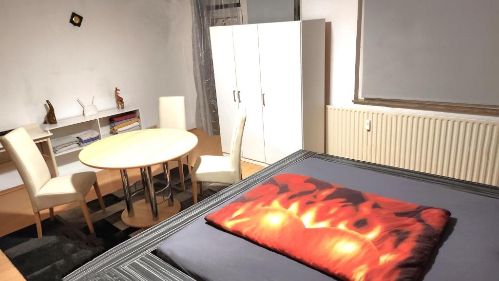 een woonkamer met een tafel en een tafel en stoelen bij APP für alles & für jeden # 41199 in der City, mit Lift im HH in Mönchengladbach