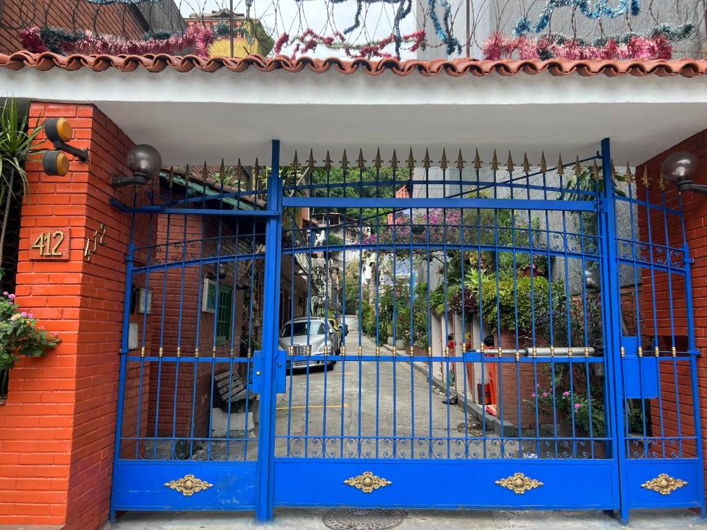 a blue gate in front of a building at Pé na areia, 200 metros da praia in Rio de Janeiro