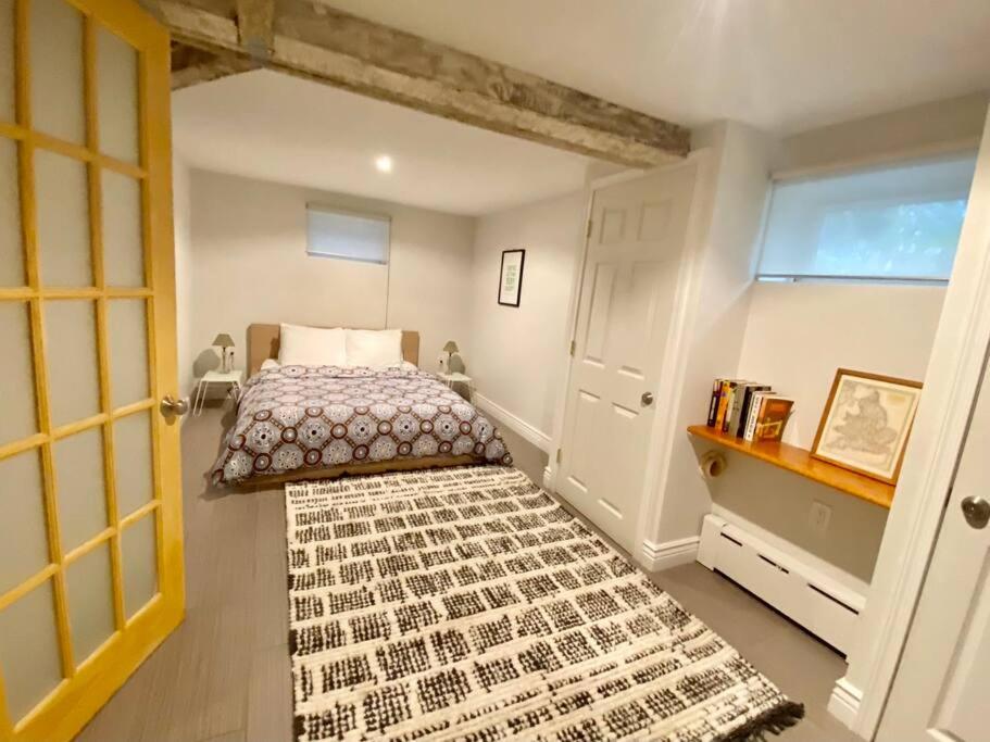 1 dormitorio con cama y alfombra en The Griffin B and B, Private two bedroom suite in Victorian Ditmas Park, en Brooklyn