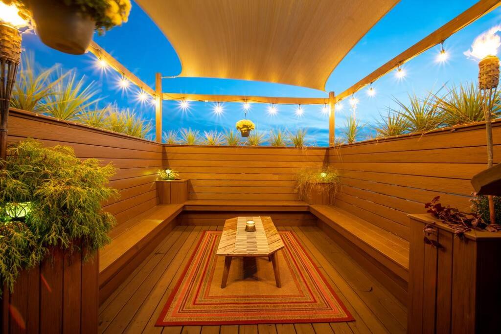 un sauna avec une table au milieu dans l'établissement Double Decker Roofdeck Gorgeous View in Passyunk, à Philadelphie