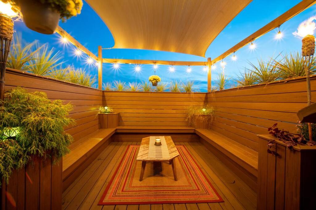 una sauna con una mesa en el medio en Double Decker Roofdeck Gorgeous View in Passyunk, en Filadelfia