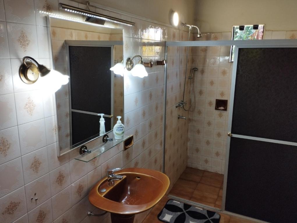 a bathroom with a sink and a shower at RESIDENCIA-UNIV in Ciudad del Este