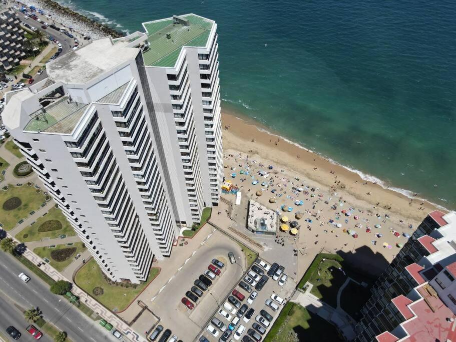 una vista aérea de un gran edificio en una playa en Disfruta Viña del Mar, en Viña del Mar