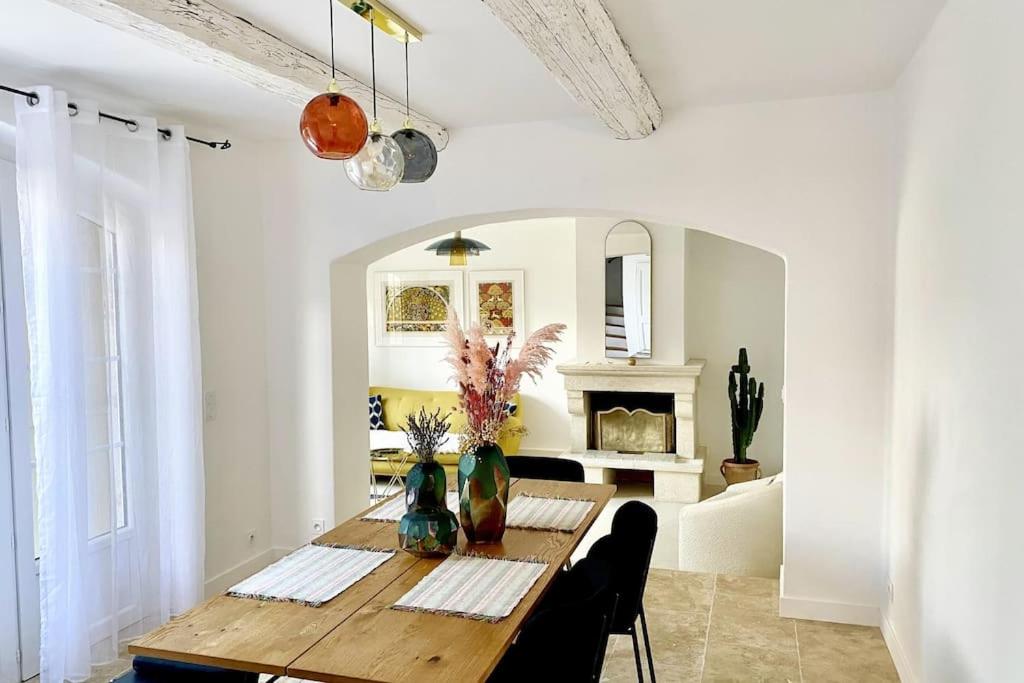 une salle à manger avec une table et une cheminée dans l'établissement Les Terrasses des Antiques, à Saint-Rémy-de-Provence