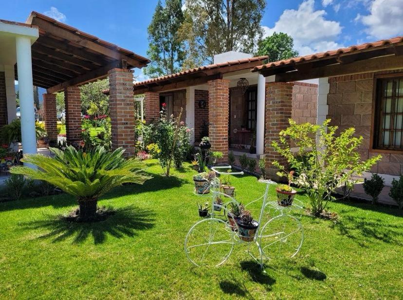 Alcocer的住宿－Finca La Martina，停在房子的院子中的自行车