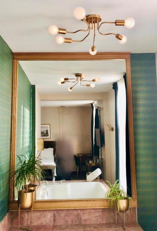 
Queen Room with Spa Bath
