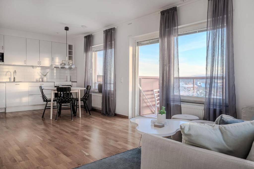 een woonkamer met een bank en een tafel bij Guestly Homes - 1BR Harbor View Suite in Piteå