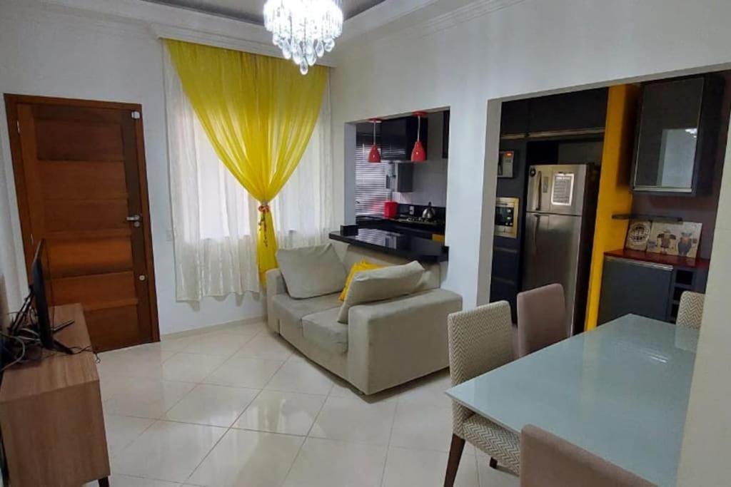 伊塔佩馬的住宿－Casa Itapema/SC pertinho do mar!，客厅配有沙发和桌子
