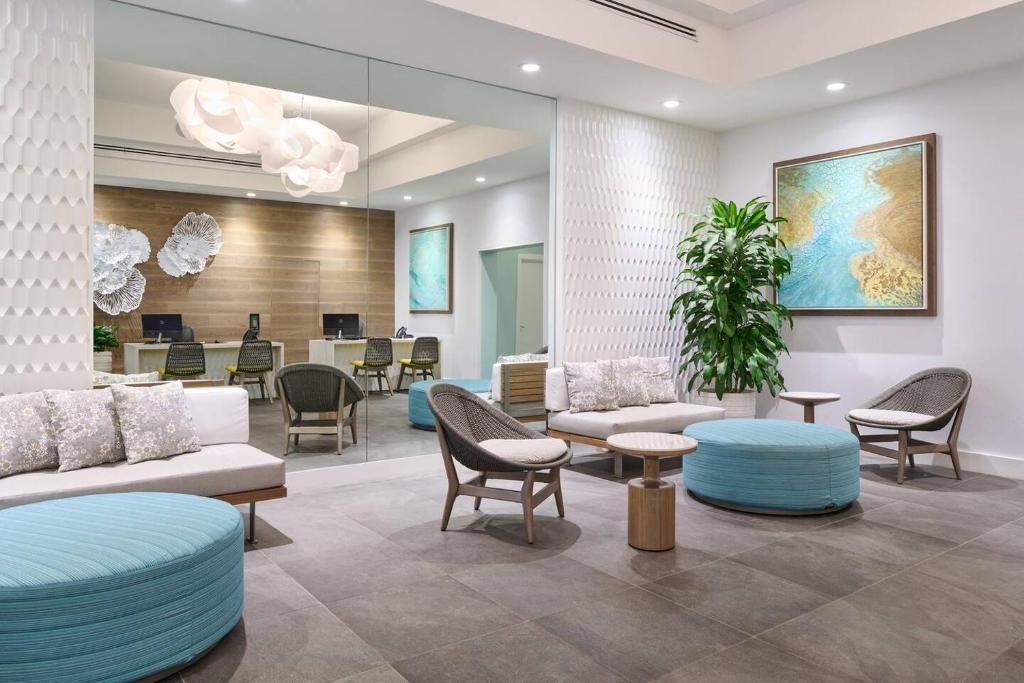 Posezení v ubytování High Floor Luxury Oceanfront at Waikiki Beach Tower