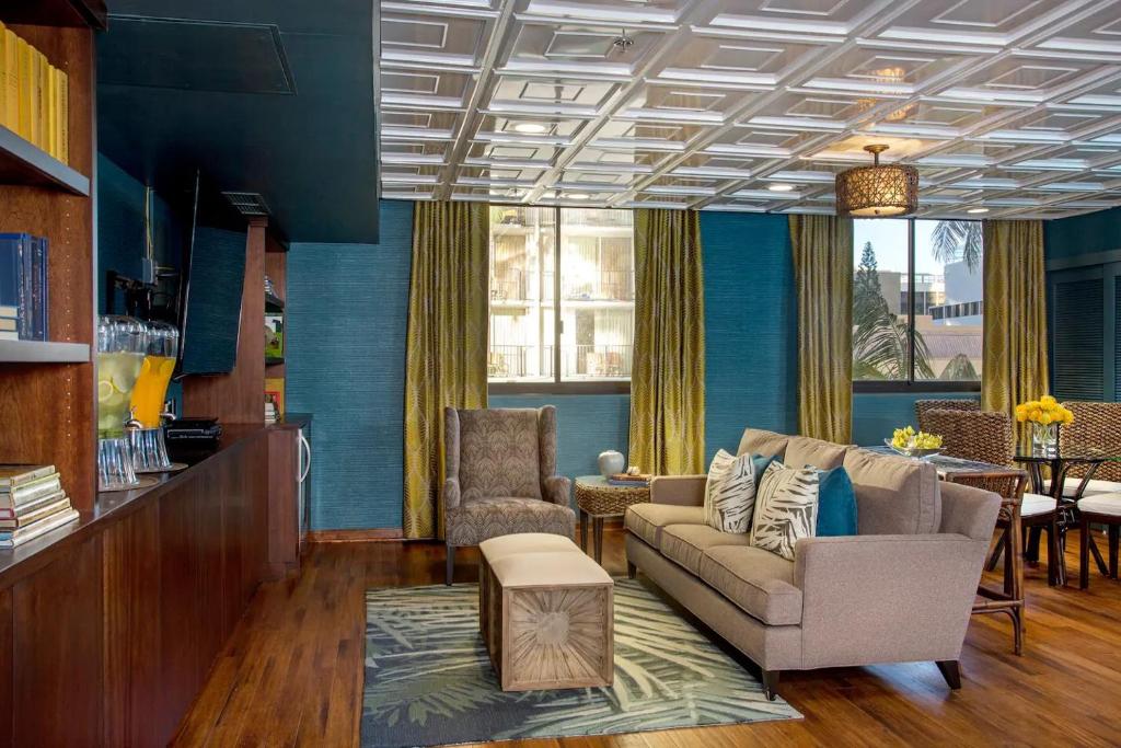 Posezení v ubytování High Floor Luxury Oceanfront at Waikiki Beach Tower