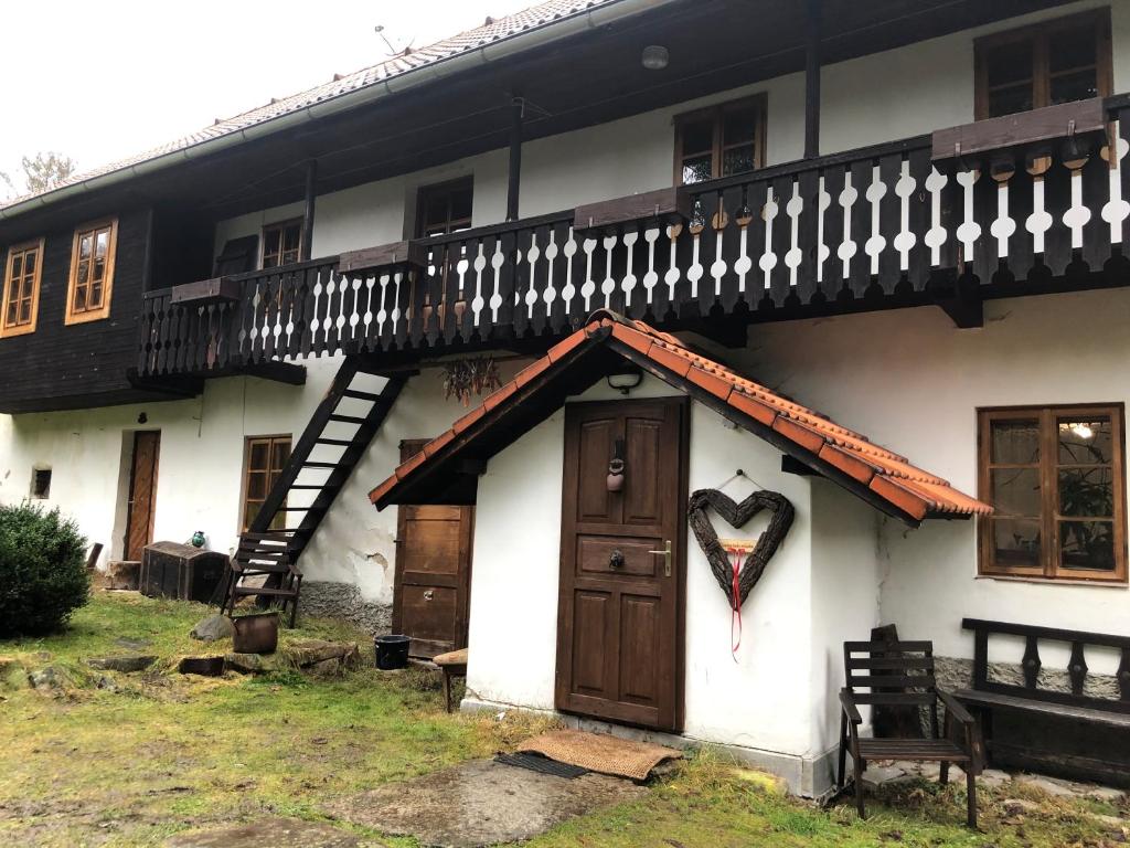 a house with a wooden door with a heart on it at Chaloupka u Jiřího in Nová Pec