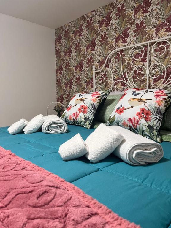 un letto con cuscini e asciugamani di Easy Fly a Napoli