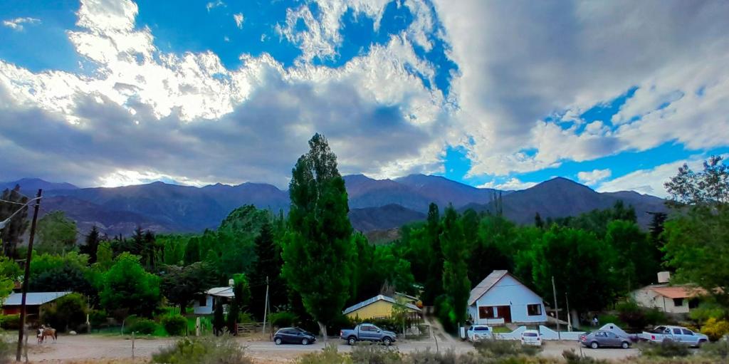 une vue d'un village avec des montagnes en arrière-plan dans l'établissement Alas de Mirlos, à Potrerillos