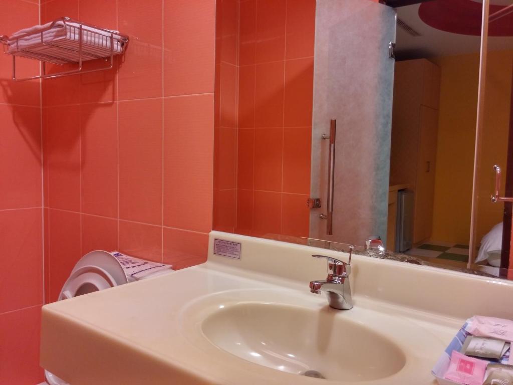 a bathroom with a sink and a mirror at Foot Track Bed and Breakfast in Hualien City