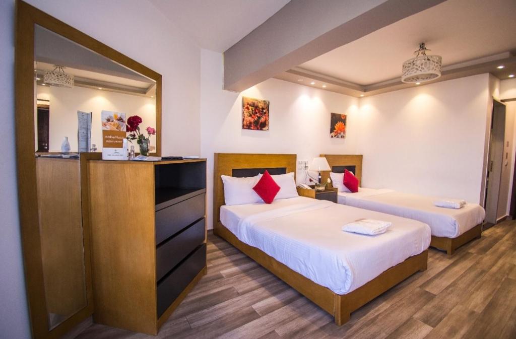Postel nebo postele na pokoji v ubytování Nile Guardian Hotel