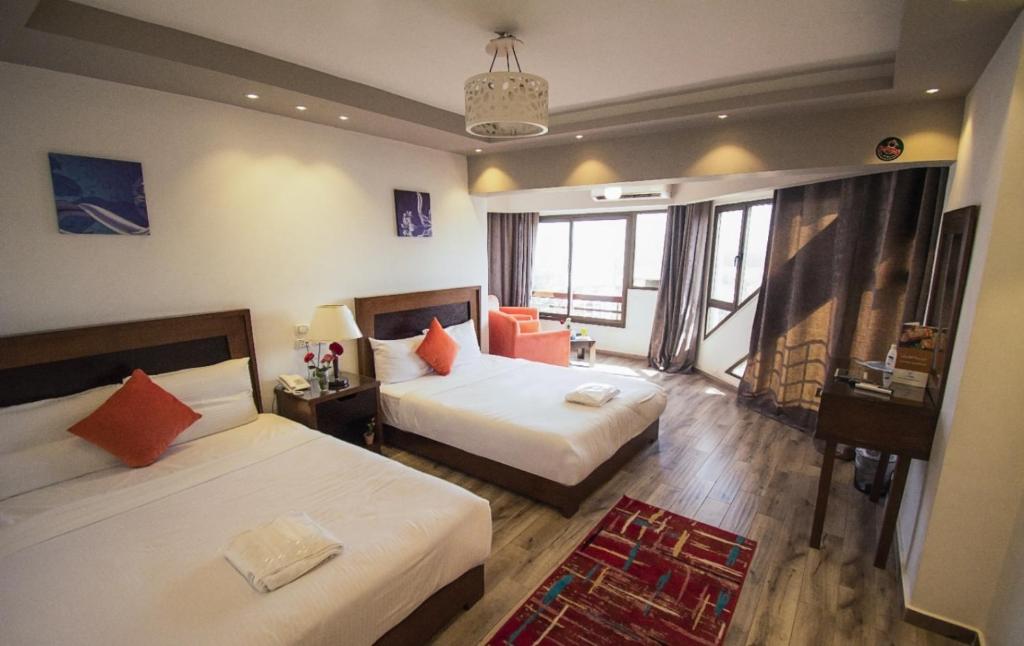 Postel nebo postele na pokoji v ubytování Nile Guardian Hotel