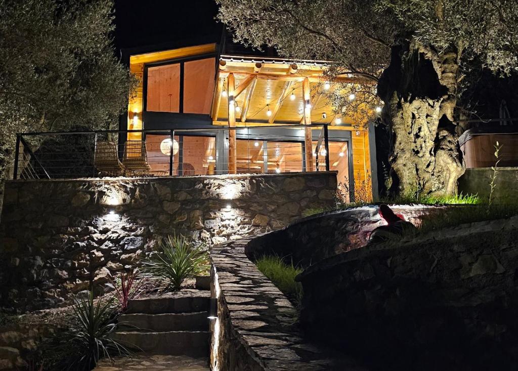 una casa con un sentiero in pietra di fronte a un edificio di Villa Tramonto D'Oro a Ulcinj