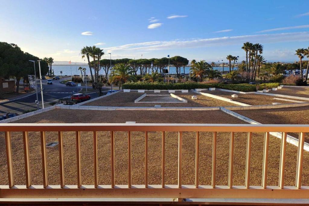 une vue sur un parc avec des palmiers et l'océan dans l'établissement Small nest overlooking the ponds, à Palavas-les-Flots