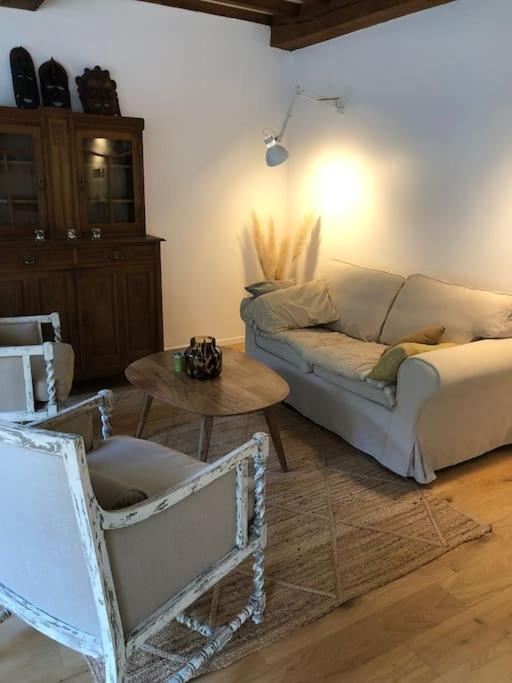 Posezení v ubytování Maison en pierre, chaleureuse, avec étang