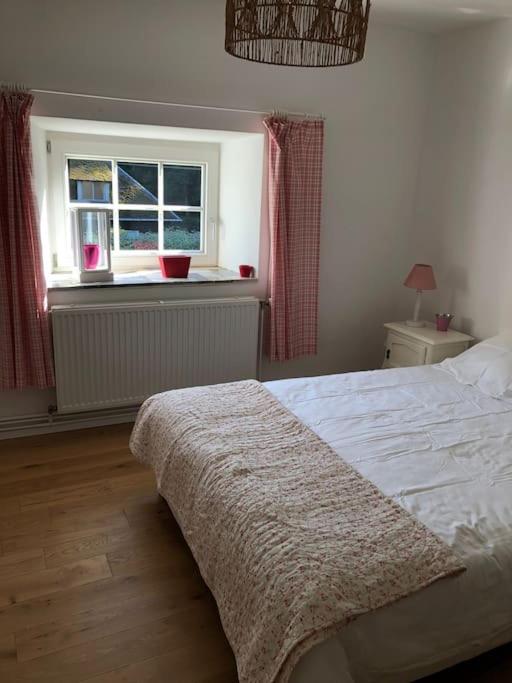 Postel nebo postele na pokoji v ubytování Maison en pierre, chaleureuse, avec étang