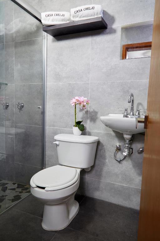 Koupelna v ubytování Casa Cheljo